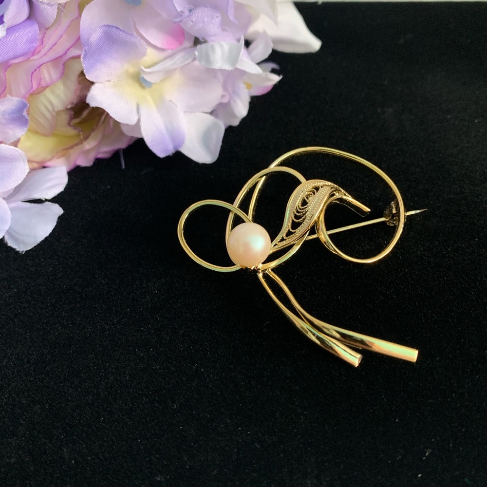 Vintage gold filigree brooch with pearl